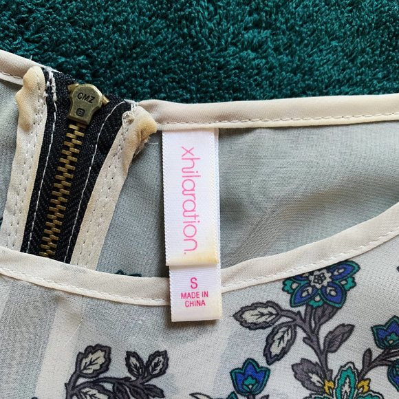 Xhilaration Gray Paisley Tee - Picture 3 of 5